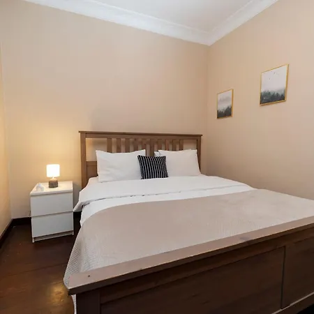3-bedroom, 2-bathroom In A Stylish Building Apartment