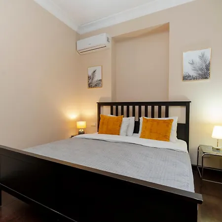 3-bedroom, 2-bathroom In A Stylish Building