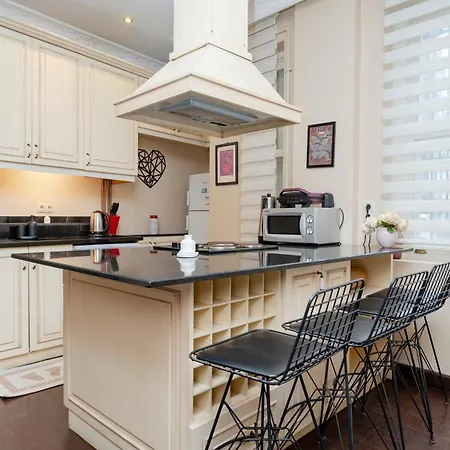 Apartment 3-bedroom, 2-bathroom In A Stylish Building