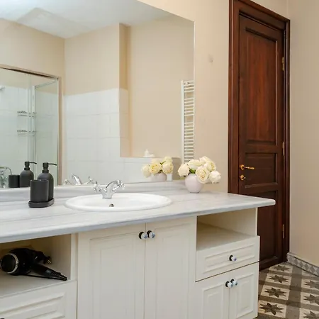 3-bedroom, 2-bathroom In A Stylish Building *
