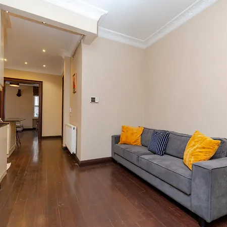 3-bedroom, 2-bathroom In A Stylish Building Apartment