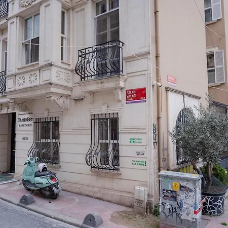 3-bedroom, 2-bathroom In A Stylish Building Apartment Istanbul