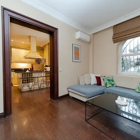 3-bedroom, 2-bathroom In A Stylish Building Apartment Istanbul