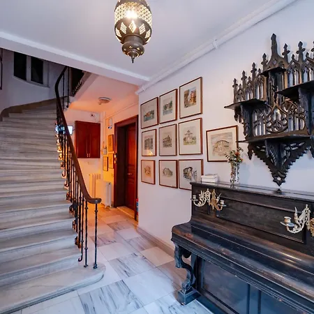 3-bedroom, 2-bathroom In A Stylish Building Apartment Istanbul