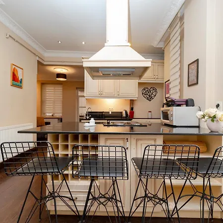3-bedroom, 2-bathroom In A Stylish Building * Estambul