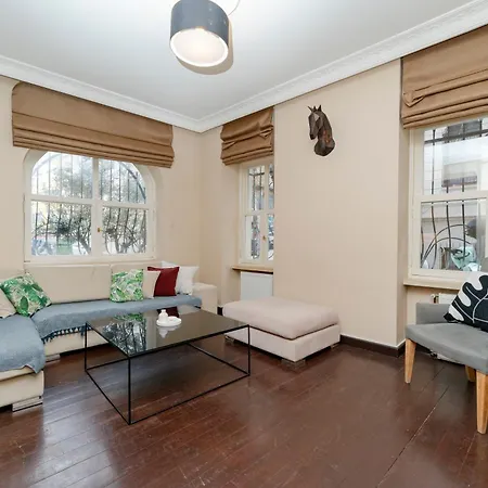 3-bedroom, 2-bathroom In A Stylish Building *