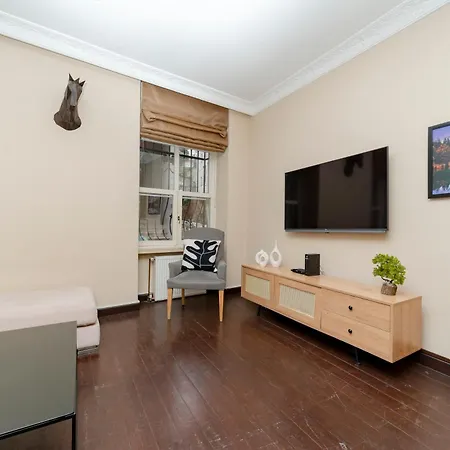 3-bedroom, 2-bathroom In A Stylish Building