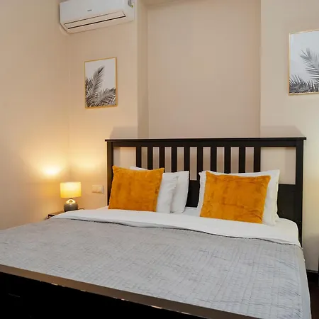 3-bedroom, 2-bathroom In A Stylish Building *