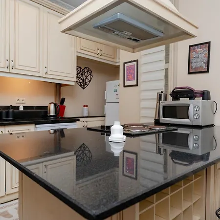 3-bedroom, 2-bathroom In A Stylish Building Apartment