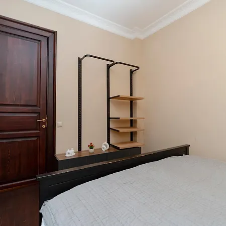 3-bedroom, 2-bathroom In A Stylish Building