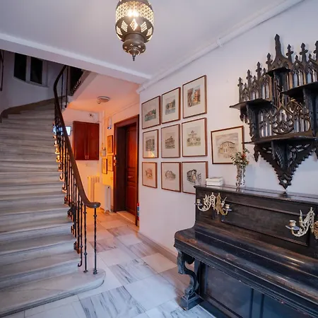 3-bedroom, 2-bathroom In A Stylish Building Apartment *