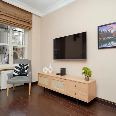 3-bedroom, 2-bathroom In A Stylish Building *