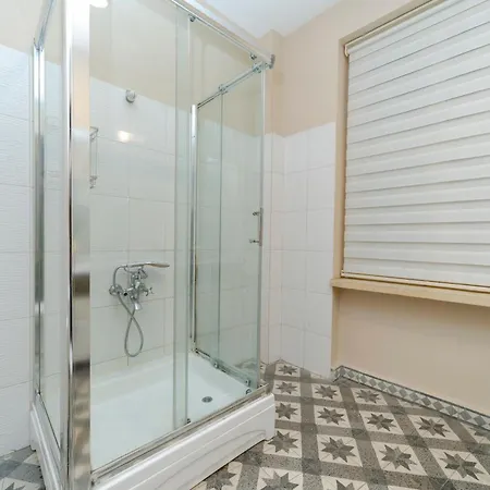 3-bedroom, 2-bathroom In A Stylish Building