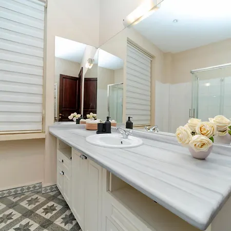 3-bedroom, 2-bathroom In A Stylish Building