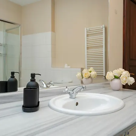 3-bedroom, 2-bathroom In A Stylish Building Apartment Istanbul