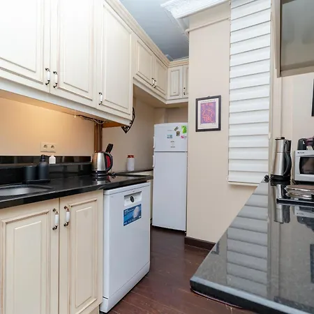 3-bedroom, 2-bathroom In A Stylish Building Apartment *